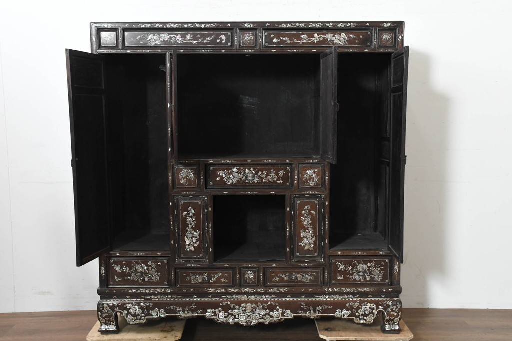 中国アンティーク　1940年頃　高級品!　紫檀(シタン)材　中国伝統の螺鈿細工が華やかなキャビネット　(R-090105)