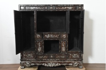 中国アンティーク　1940年頃　高級品!　紫檀(シタン)材　中国伝統の螺鈿細工が華やかなキャビネット　(R-090105)
