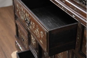 中国アンティーク　1940年頃　高級品!　紫檀(シタン)材　中国伝統の螺鈿細工が華やかなキャビネット　(R-090105)
