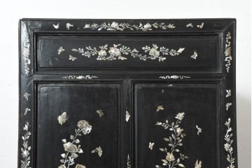 中国アンティーク　1940年頃　高級品!　紫檀(シタン)材　中国伝統の螺鈿細工が華やかなキャビネット　(R-090105)