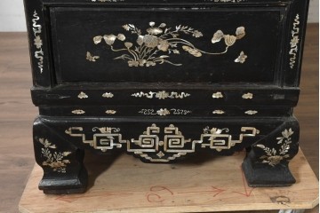 中国アンティーク　1940年頃　高級品!　紫檀(シタン)材　中国伝統の螺鈿細工が華やかなキャビネット　(R-090105)