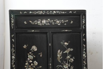 中国アンティーク　1940年頃　高級品!　紫檀(シタン)材　中国伝統の螺鈿細工が華やかなキャビネット　(R-090105)
