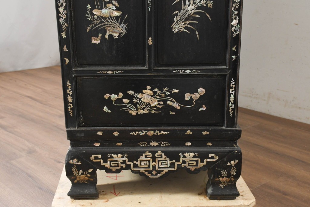 中国アンティーク　1940年頃　高級品!　紫檀(シタン)材　中国伝統の螺鈿細工が華やかなキャビネット　(R-090105)