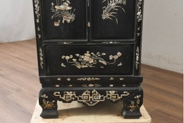 中国アンティーク　1940年頃　高級品!　紫檀(シタン)材　中国伝統の螺鈿細工が華やかなキャビネット　(R-090105)