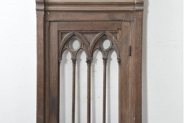 イギリスアンティーク建具　オーク材　荘厳なゴシック様式の意匠をまとった枠付きドア1枚　(R-090107)