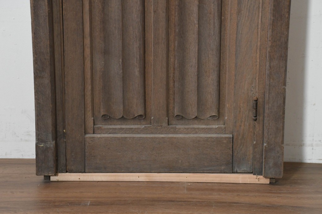 イギリスアンティーク建具　オーク材　荘厳なゴシック様式の意匠をまとった枠付きドア1枚　(R-090107)