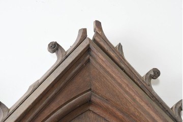 イギリスアンティーク建具　オーク材　荘厳なゴシック様式の意匠をまとった枠付きドア1枚　(R-090107)