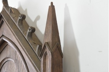 イギリスアンティーク建具　オーク材　荘厳なゴシック様式の意匠をまとった枠付きドア1枚　(R-090107)