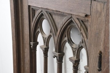 イギリスアンティーク建具　オーク材　荘厳なゴシック様式の意匠をまとった枠付きドア1枚　(R-090107)