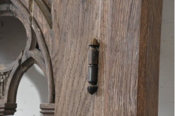 イギリスアンティーク建具　オーク材　荘厳なゴシック様式の意匠をまとった枠付きドア1枚　(R-090107)