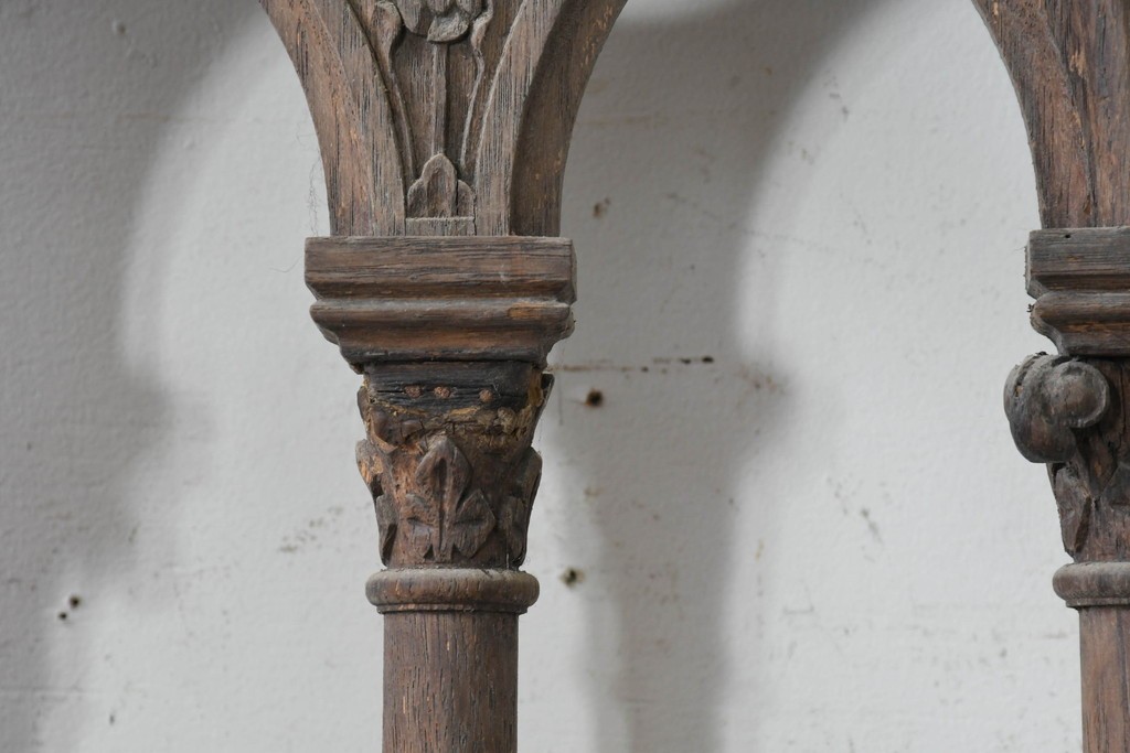 イギリスアンティーク建具　オーク材　荘厳なゴシック様式の意匠をまとった枠付きドア1枚　(R-090107)