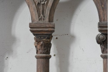 イギリスアンティーク建具　オーク材　荘厳なゴシック様式の意匠をまとった枠付きドア1枚　(R-090107)