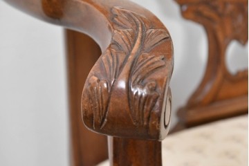 中古　MAITLAND SMITH(メートランドスミス)　マホガニー材　繊細な彫刻意匠と猫脚が優雅なアームチェア　(R-090111)