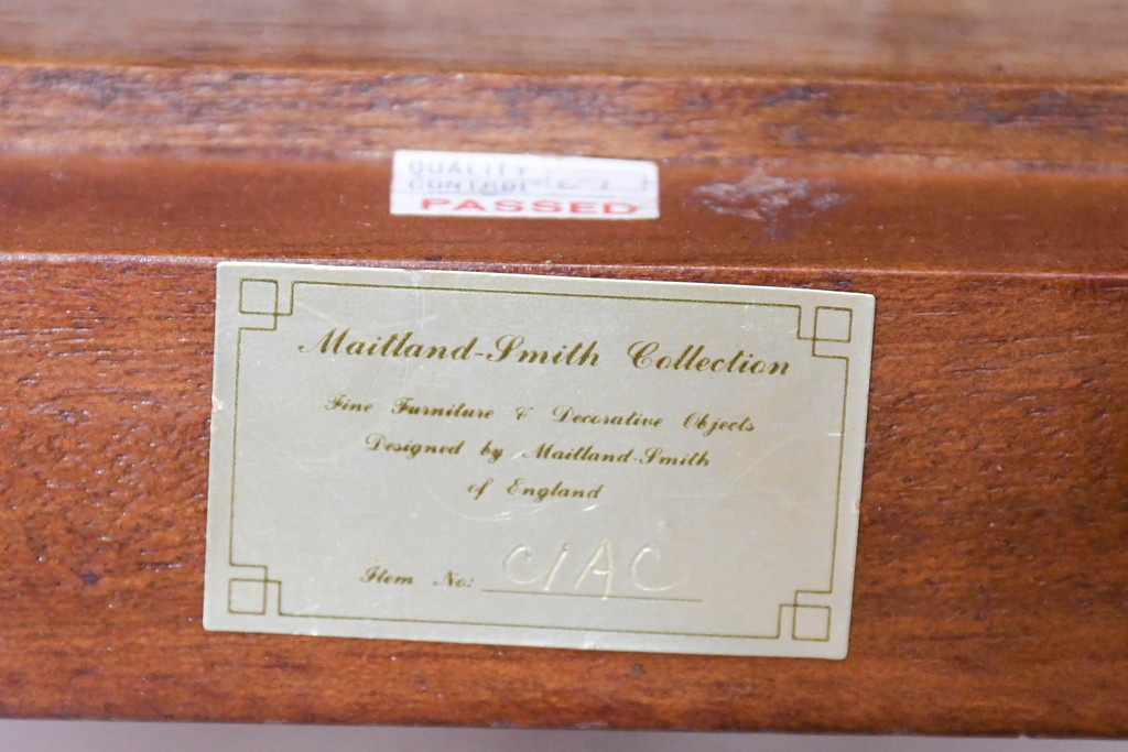 中古　MAITLAND SMITH(メートランドスミス)　マホガニー材　繊細な彫刻意匠と猫脚が優雅なアームチェア　(R-090111)