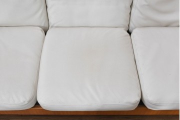 和製ヴィンテージ　レザー・欅材　天童木工　剣持勇デザイン　Haco(ハコ)　成形合板の箱型フレームが美しい3人掛けソファ　現行定価約110万円　(R-090114)