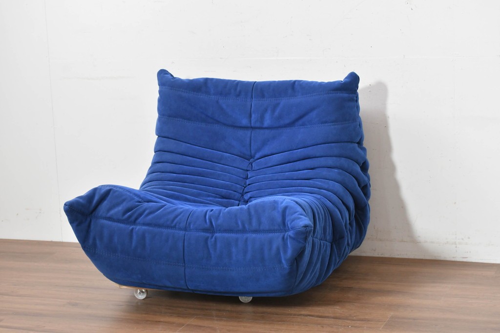 新古　未使用保管品　ligne roset(リーン・ロゼ)　ROSETTOGO(ロゼトーゴ)　鮮やかなブルーと包み込むようなフォルムが印象的な1人掛けソファ　(R-090115)