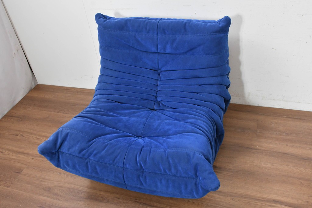 新古　未使用保管品　ligne roset(リーン・ロゼ)　ROSETTOGO(ロゼトーゴ)　鮮やかなブルーと包み込むようなフォルムが印象的な1人掛けソファ　(R-090115)