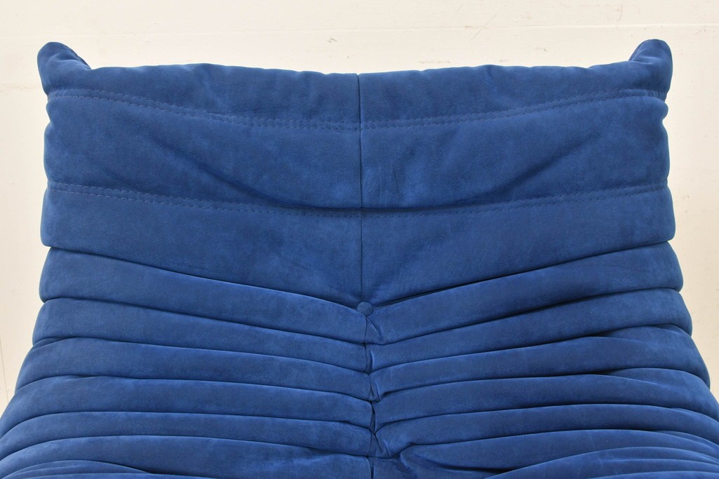 新古　未使用保管品　ligne roset(リーン・ロゼ)　ROSETTOGO(ロゼトーゴ)　鮮やかなブルーと包み込むようなフォルムが印象的な1人掛けソファ　(R-090115)
