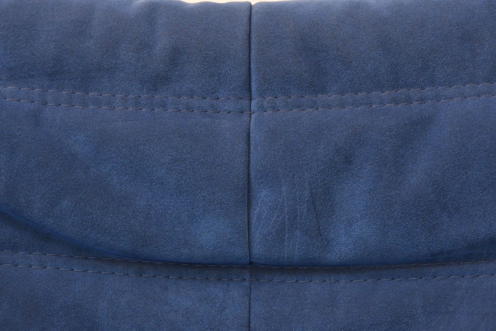 新古　未使用保管品　ligne roset(リーン・ロゼ)　ROSETTOGO(ロゼトーゴ)　鮮やかなブルーと包み込むようなフォルムが印象的な1人掛けソファ　(R-090115)