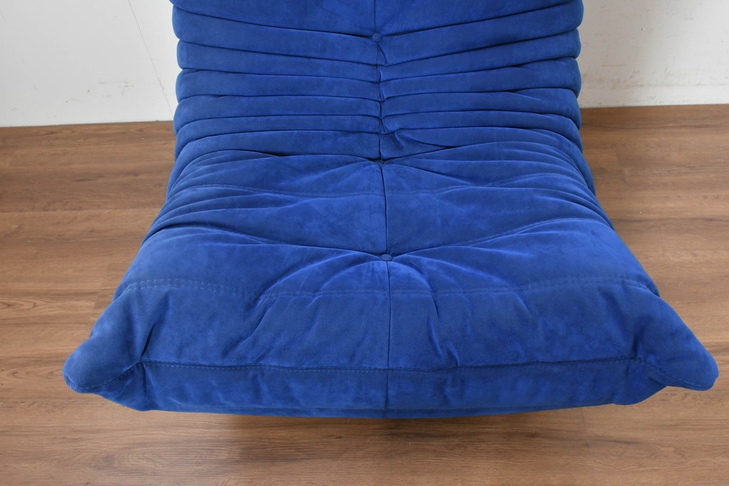 新古　未使用保管品　ligne roset(リーン・ロゼ)　ROSETTOGO(ロゼトーゴ)　鮮やかなブルーと包み込むようなフォルムが印象的な1人掛けソファ　(R-090115)