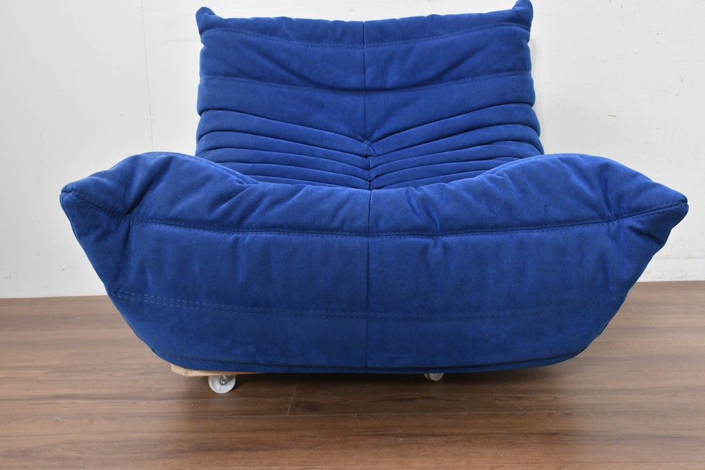 新古　未使用保管品　ligne roset(リーン・ロゼ)　ROSETTOGO(ロゼトーゴ)　鮮やかなブルーと包み込むようなフォルムが印象的な1人掛けソファ　(R-090115)