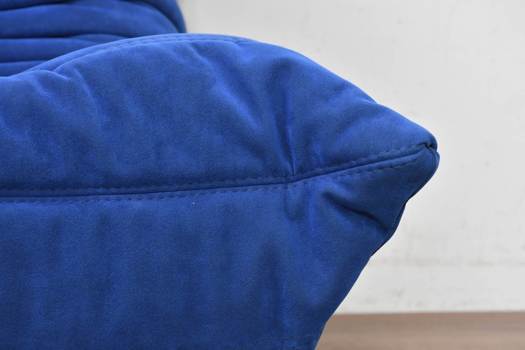 新古　未使用保管品　ligne roset(リーン・ロゼ)　ROSETTOGO(ロゼトーゴ)　鮮やかなブルーと包み込むようなフォルムが印象的な1人掛けソファ　(R-090115)