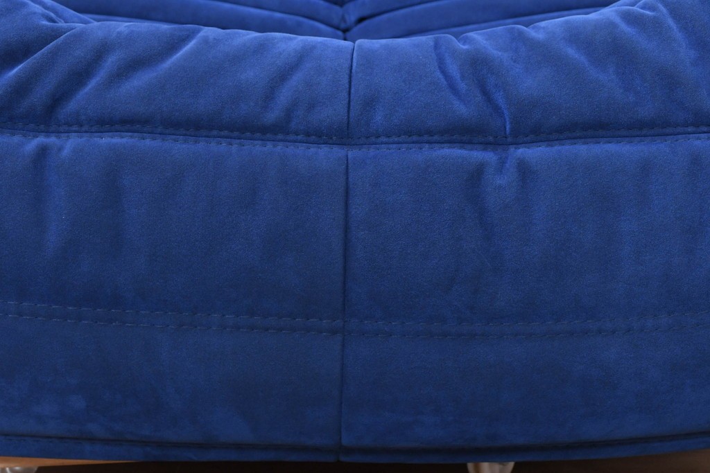 新古　未使用保管品　ligne roset(リーン・ロゼ)　ROSETTOGO(ロゼトーゴ)　鮮やかなブルーと包み込むようなフォルムが印象的な1人掛けソファ　(R-090115)