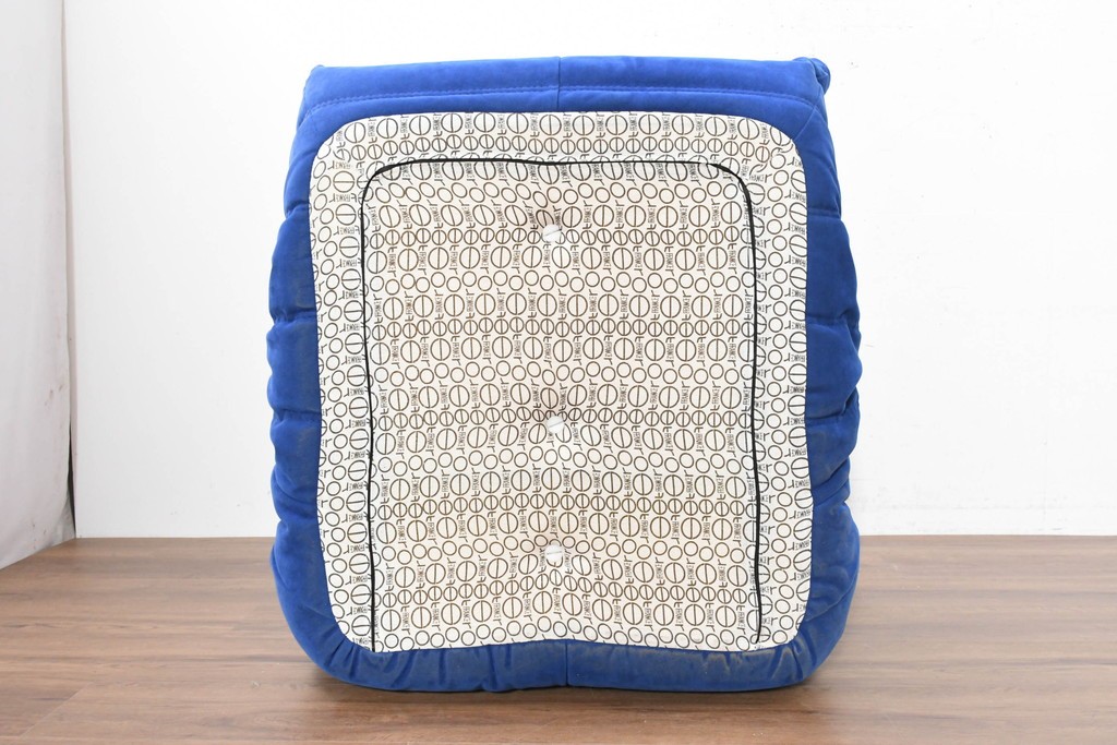 新古　未使用保管品　ligne roset(リーン・ロゼ)　ROSETTOGO(ロゼトーゴ)　鮮やかなブルーと包み込むようなフォルムが印象的な1人掛けソファ　(R-090115)