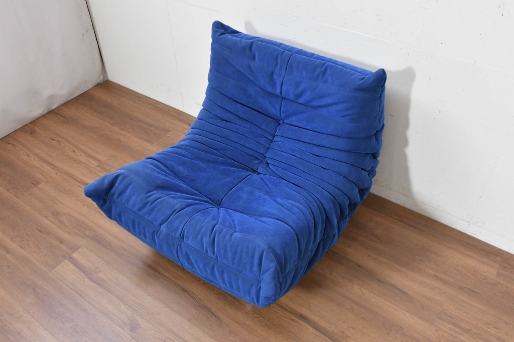 新古　未使用保管品　ligne roset(リーン・ロゼ)　ROSETTOGO(ロゼトーゴ)　鮮やかなブルーと包み込むようなフォルムが印象的な1人掛けソファ　(R-090116)