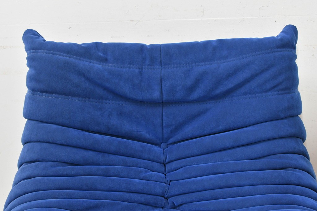 新古　未使用保管品　ligne roset(リーン・ロゼ)　ROSETTOGO(ロゼトーゴ)　鮮やかなブルーと包み込むようなフォルムが印象的な1人掛けソファ　(R-090116)