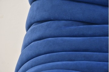 新古　未使用保管品　ligne roset(リーン・ロゼ)　ROSETTOGO(ロゼトーゴ)　鮮やかなブルーと包み込むようなフォルムが印象的な1人掛けソファ　(R-090116)