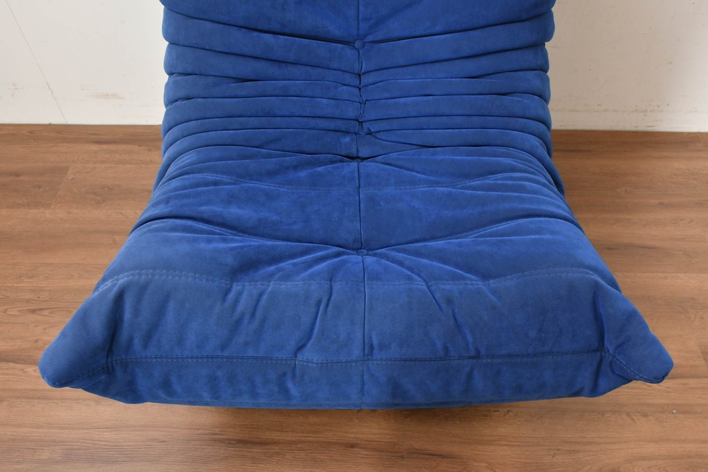 新古　未使用保管品　ligne roset(リーン・ロゼ)　ROSETTOGO(ロゼトーゴ)　鮮やかなブルーと包み込むようなフォルムが印象的な1人掛けソファ　(R-090116)