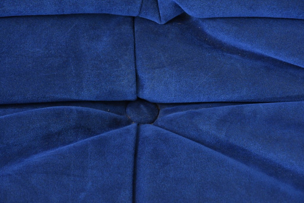 新古　未使用保管品　ligne roset(リーン・ロゼ)　ROSETTOGO(ロゼトーゴ)　鮮やかなブルーと包み込むようなフォルムが印象的な1人掛けソファ　(R-090116)