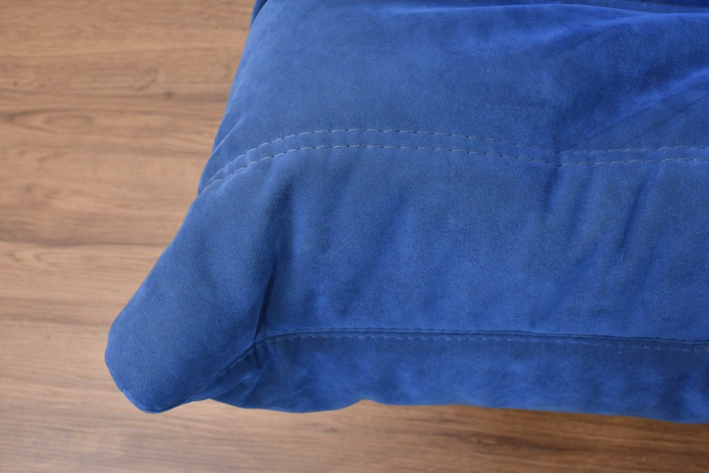 新古　未使用保管品　ligne roset(リーン・ロゼ)　ROSETTOGO(ロゼトーゴ)　鮮やかなブルーと包み込むようなフォルムが印象的な1人掛けソファ　(R-090116)