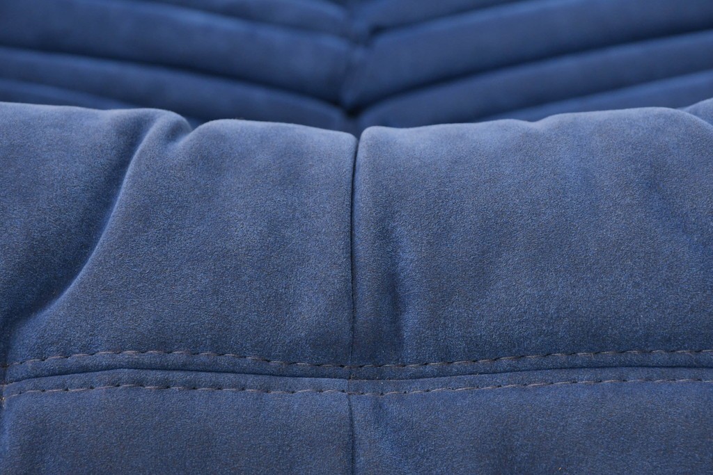 新古　未使用保管品　ligne roset(リーン・ロゼ)　ROSETTOGO(ロゼトーゴ)　鮮やかなブルーと包み込むようなフォルムが印象的な1人掛けソファ　(R-090116)