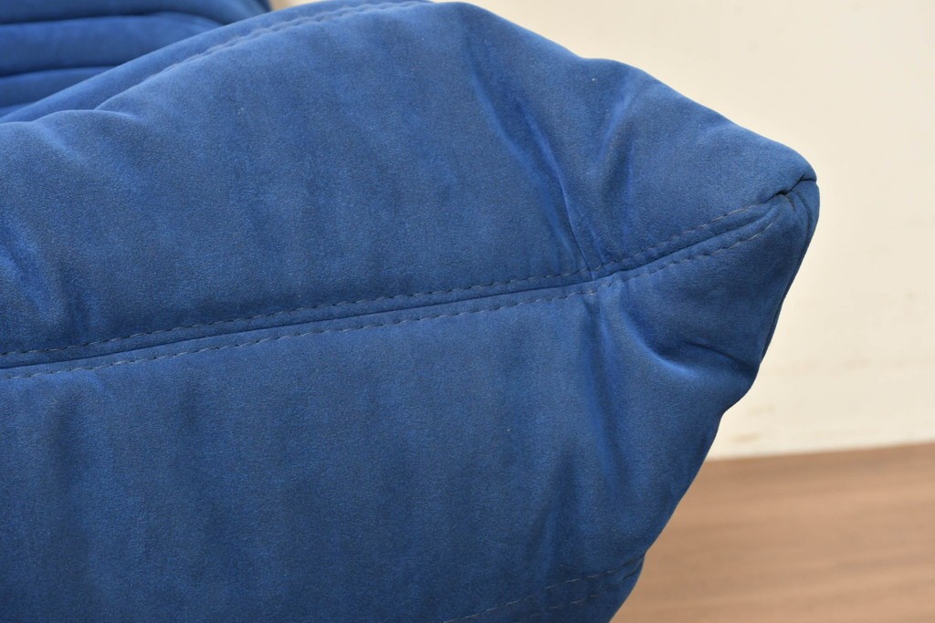 新古　未使用保管品　ligne roset(リーン・ロゼ)　ROSETTOGO(ロゼトーゴ)　鮮やかなブルーと包み込むようなフォルムが印象的な1人掛けソファ　(R-090116)