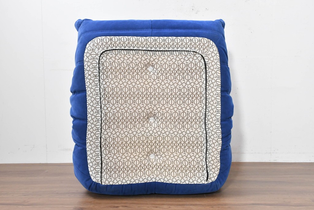 新古　未使用保管品　ligne roset(リーン・ロゼ)　ROSETTOGO(ロゼトーゴ)　鮮やかなブルーと包み込むようなフォルムが印象的な1人掛けソファ　(R-090116)