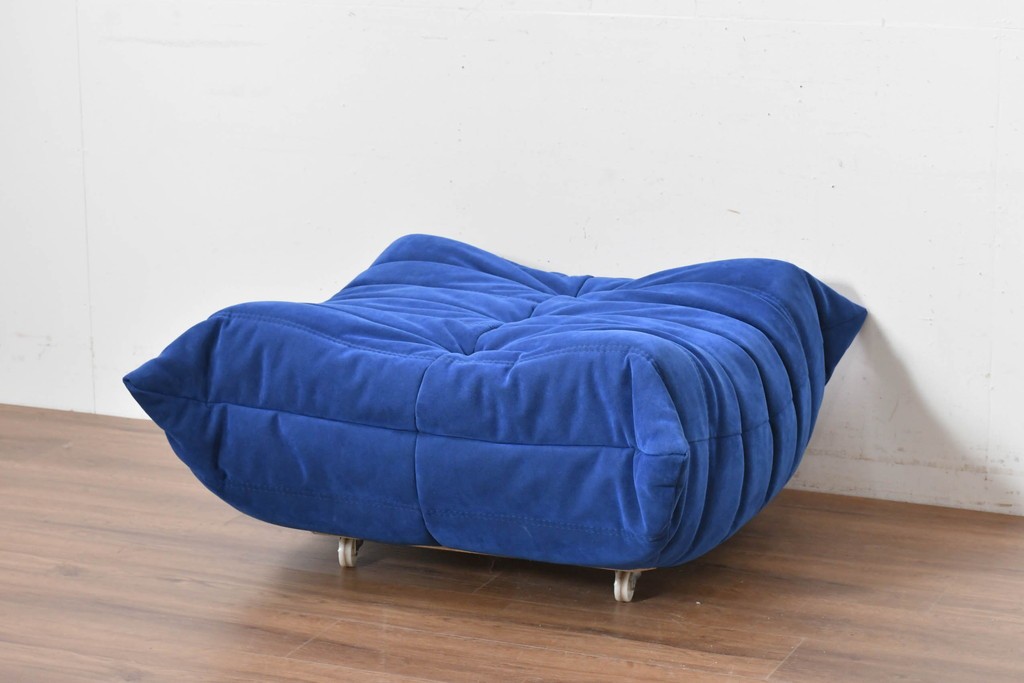 新古　未使用保管品　ligne roset(リーン・ロゼ)　ROSETTOGO(ロゼトーゴ)　鮮やかなブルーと包み込むようなフォルムが印象的なパフ　(R-090117)