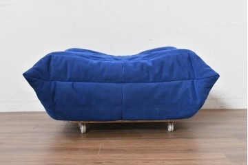 新古　未使用保管品　ligne roset(リーン・ロゼ)　ROSETTOGO(ロゼトーゴ)　鮮やかなブルーと包み込むようなフォルムが印象的なパフ　(R-090117)