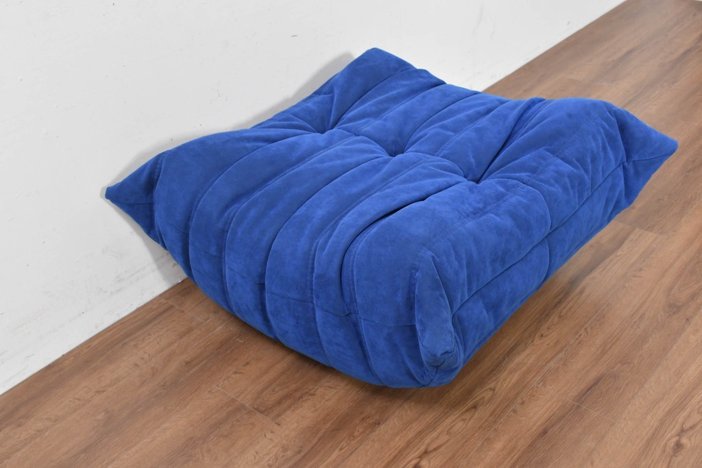 新古　未使用保管品　ligne roset(リーン・ロゼ)　ROSETTOGO(ロゼトーゴ)　鮮やかなブルーと包み込むようなフォルムが印象的なパフ　(R-090117)