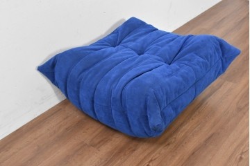 新古　未使用保管品　ligne roset(リーン・ロゼ)　ROSETTOGO(ロゼトーゴ)　鮮やかなブルーと包み込むようなフォルムが印象的なパフ　(R-090117)