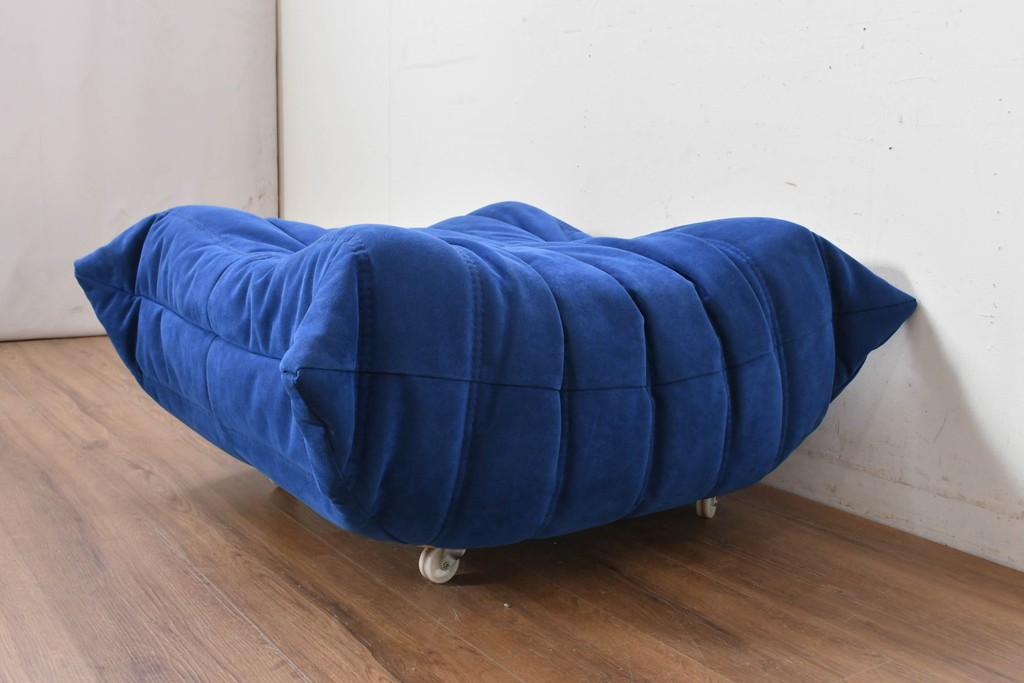 新古　未使用保管品　ligne roset(リーン・ロゼ)　ROSETTOGO(ロゼトーゴ)　鮮やかなブルーと包み込むようなフォルムが印象的なパフ　(R-090117)