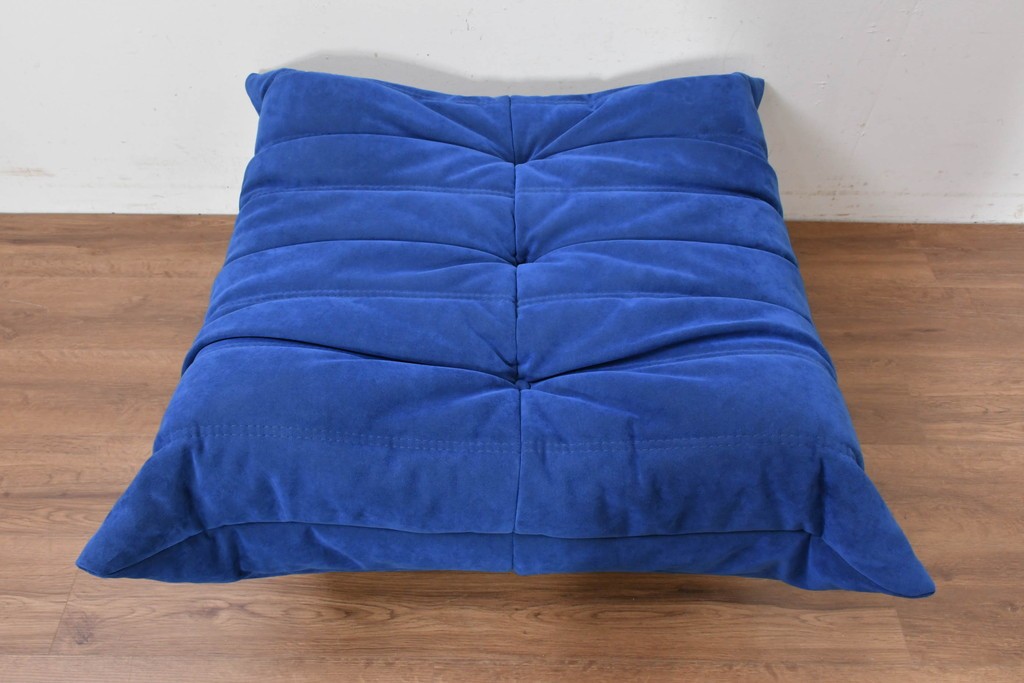 新古　未使用保管品　ligne roset(リーン・ロゼ)　ROSETTOGO(ロゼトーゴ)　鮮やかなブルーと包み込むようなフォルムが印象的なパフ　(R-090117)