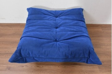 新古　未使用保管品　ligne roset(リーン・ロゼ)　ROSETTOGO(ロゼトーゴ)　鮮やかなブルーと包み込むようなフォルムが印象的なパフ　(R-090117)