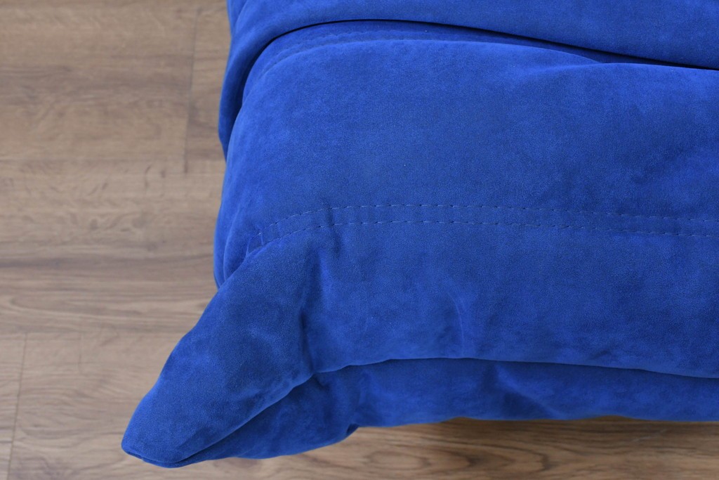 新古　未使用保管品　ligne roset(リーン・ロゼ)　ROSETTOGO(ロゼトーゴ)　鮮やかなブルーと包み込むようなフォルムが印象的なパフ　(R-090117)
