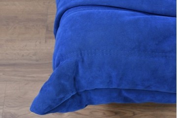 新古　未使用保管品　ligne roset(リーン・ロゼ)　ROSETTOGO(ロゼトーゴ)　鮮やかなブルーと包み込むようなフォルムが印象的なパフ　(R-090117)