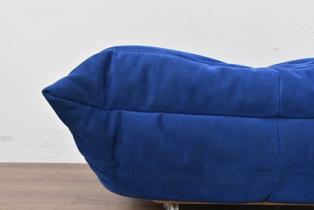 新古　未使用保管品　ligne roset(リーン・ロゼ)　ROSETTOGO(ロゼトーゴ)　鮮やかなブルーと包み込むようなフォルムが印象的なパフ　(R-090117)