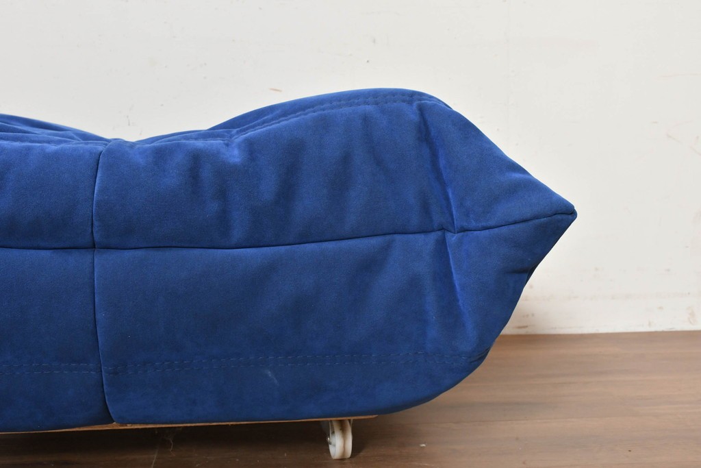 新古　未使用保管品　ligne roset(リーン・ロゼ)　ROSETTOGO(ロゼトーゴ)　鮮やかなブルーと包み込むようなフォルムが印象的なパフ　(R-090117)