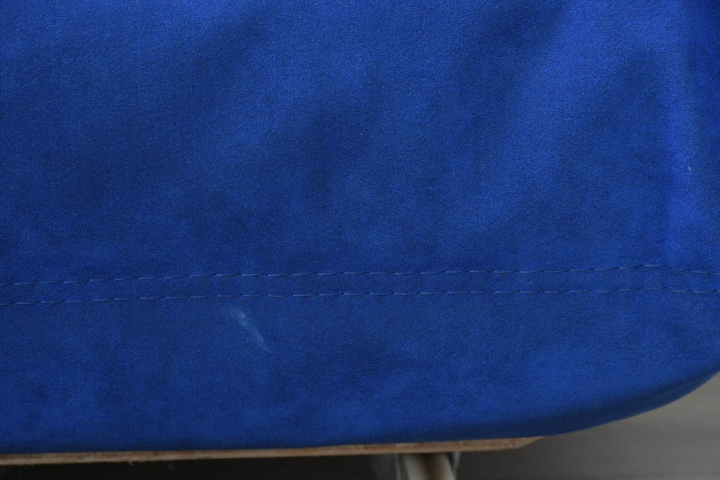 新古　未使用保管品　ligne roset(リーン・ロゼ)　ROSETTOGO(ロゼトーゴ)　鮮やかなブルーと包み込むようなフォルムが印象的なパフ　(R-090117)