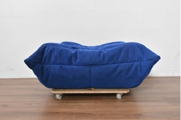 新古　未使用保管品　ligne roset(リーン・ロゼ)　ROSETTOGO(ロゼトーゴ)　鮮やかなブルーと包み込むようなフォルムが印象的なパフ　(R-090117)